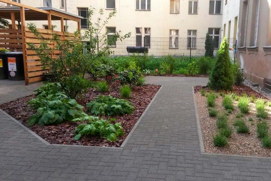 Rothe Garten und Landschaftsbau, Pflasterung mit Kantensteinen & Bepflanzung, Aufbau eines Müllplatzes